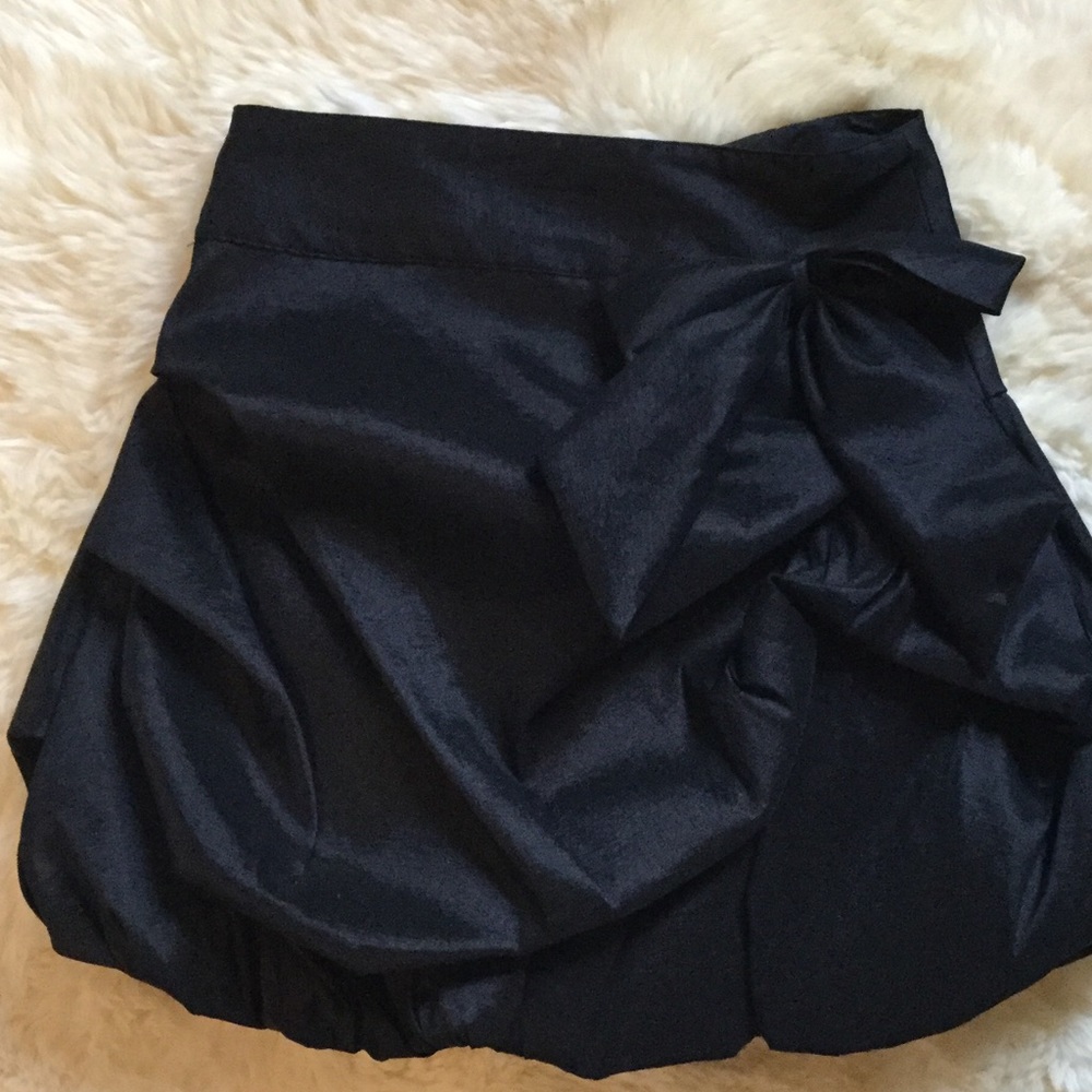 Once worn bubble skirt with bow detail